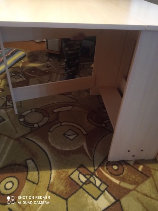 Продам стол книжку