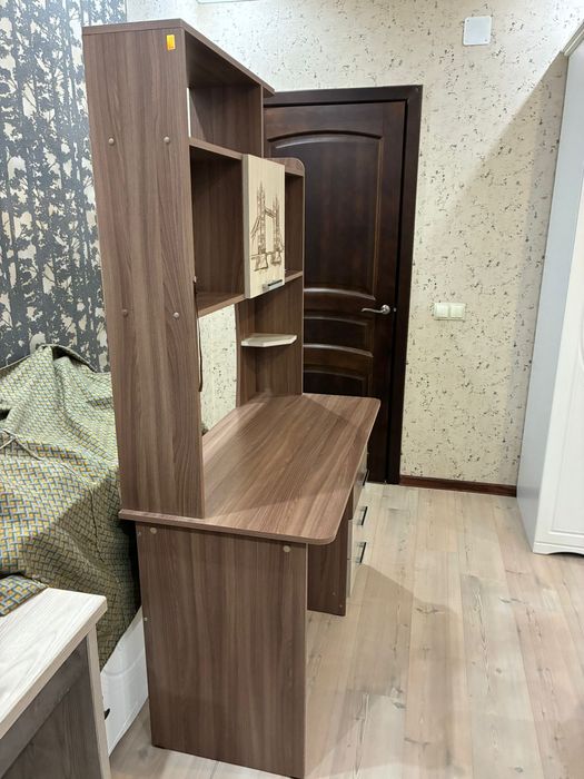 Стол с полкамиии