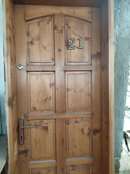 Vând doua uși,una de lemn și una termopan