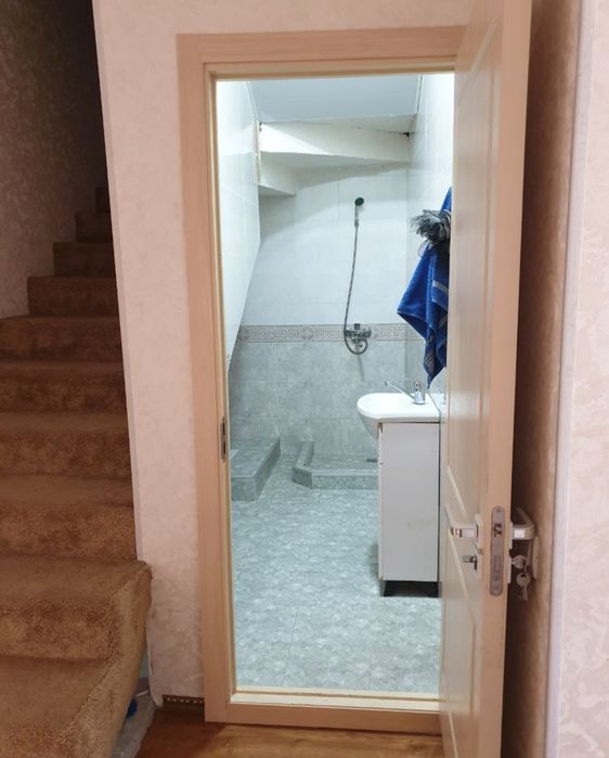 Xasanboy postdan 900 metr kirganda 1.35 sotu 4 xona 2 etajli kattedj