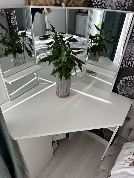 Masa de machiaj cu oglinda