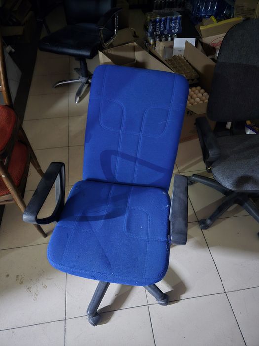 Продам стулья офисные и кресло
