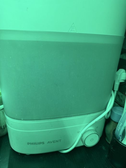 електрически стерилизатор за бебешки шишета на Philips Avent
