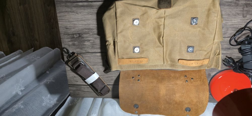 UrbanBag geantă de umăr din piele naturală și material textil cerat Urban Bag Zvolen – Maro