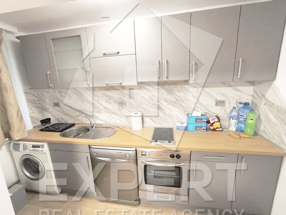 Отдава се под наем етаж от къща с 3-стаи, Колхозен пазар – 560 €