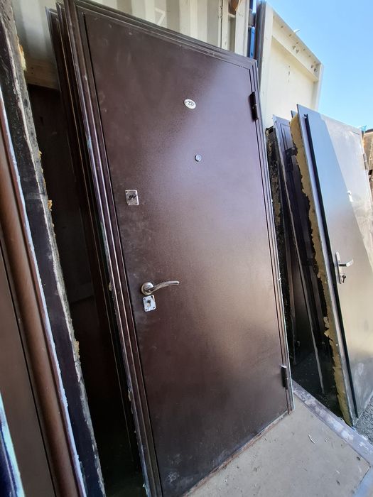 Продаём  б/у металические двери