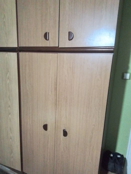 Двукрилен гардероб с надстройка