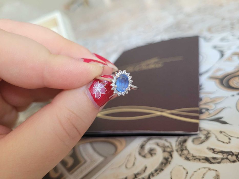 Inel de logodna cu safir si diamante, din aur alb