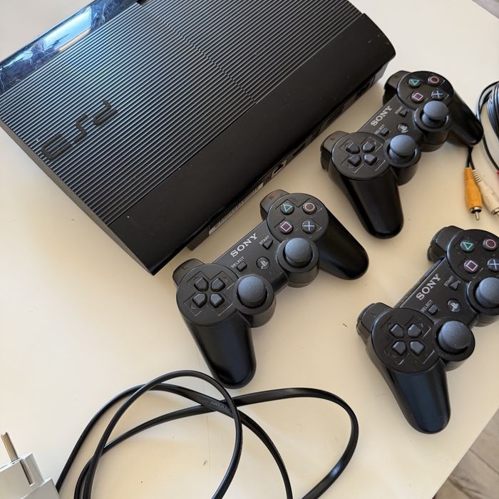 PlayStation 3 Super Slim + 2 контролера + 11 игри