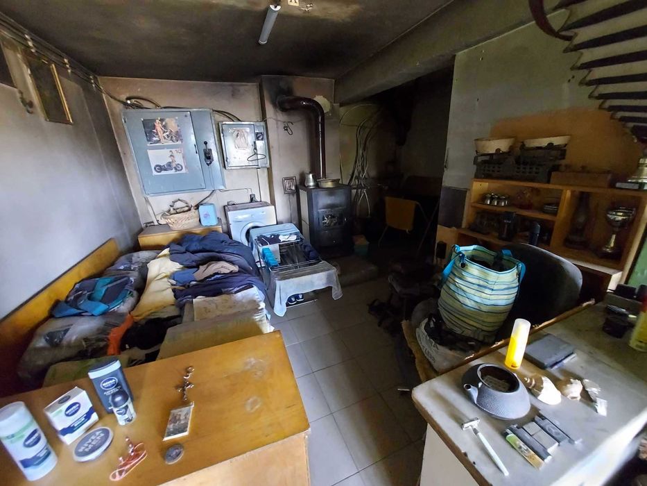 Промишлен имот ведно с апартамент, гр. Омуртаг