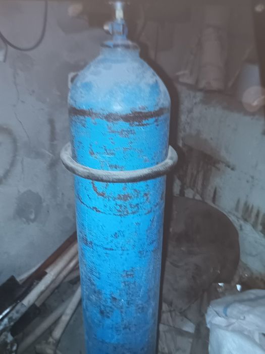 Кислородный баллон для сварочных работ.