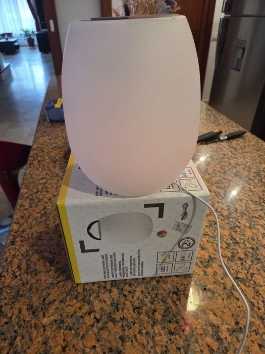Lampă LED de exterior cu Boxă Bluetooth integrată și Telecomandă (RGB, IP44)