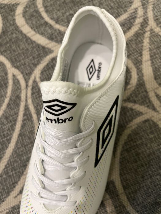Бутонки: Umbro бели