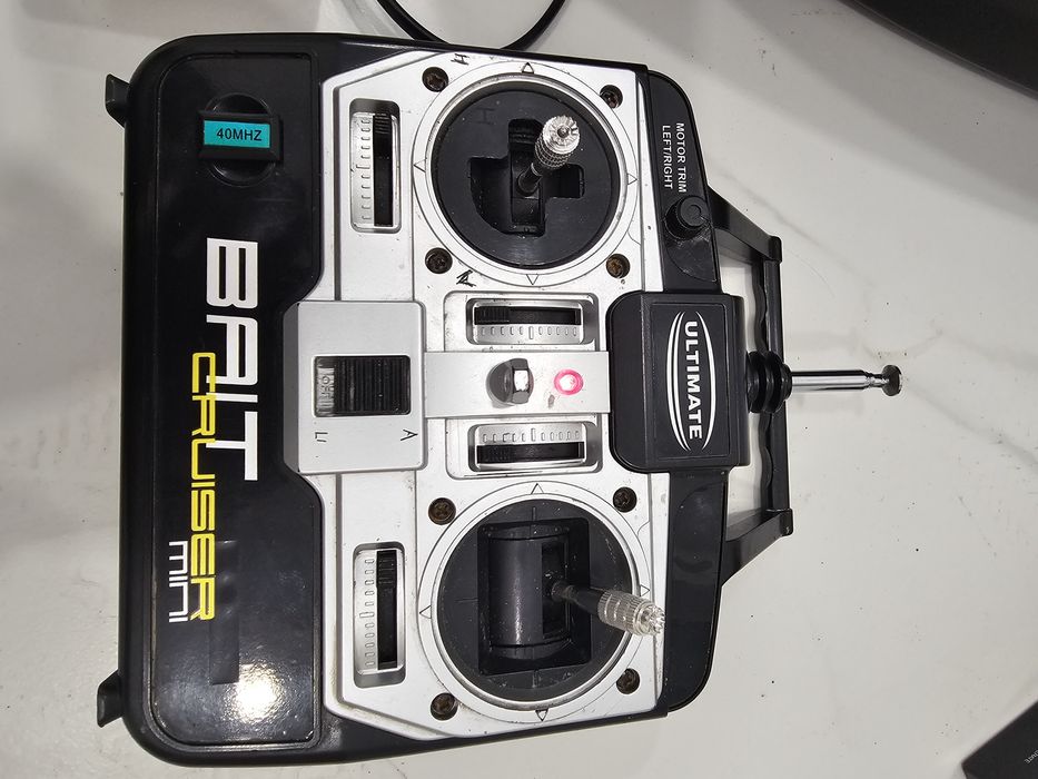 Лодка за захранка и поставяне на шамандура