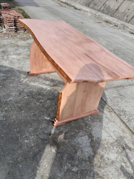 Букова маса с живи ръбове