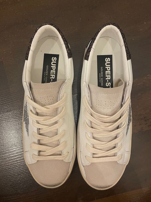 Golden Goose Super-Star albi cu stea din sclipici argintiu si detaliu la călcâi din sclipici maro