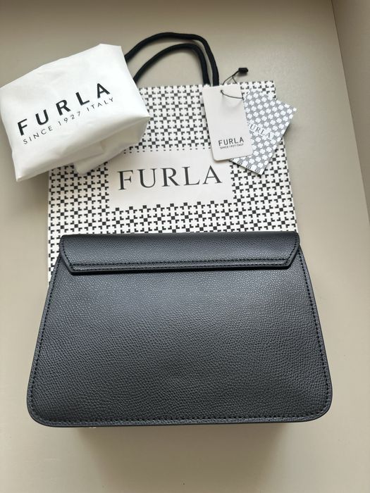 Дамска чанта Furla metropolis 21см в черен цвят