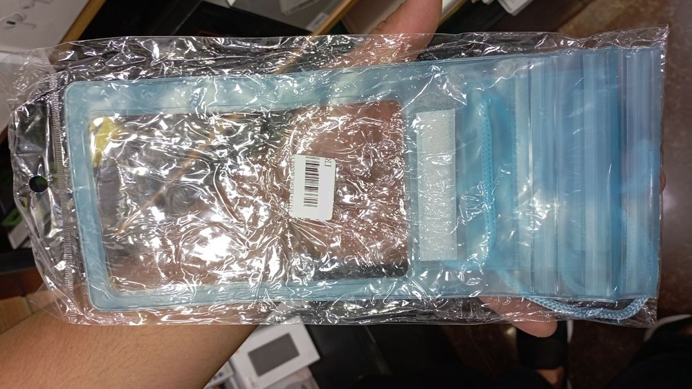 Suv oʻtkazmaydigan telefon chixoli