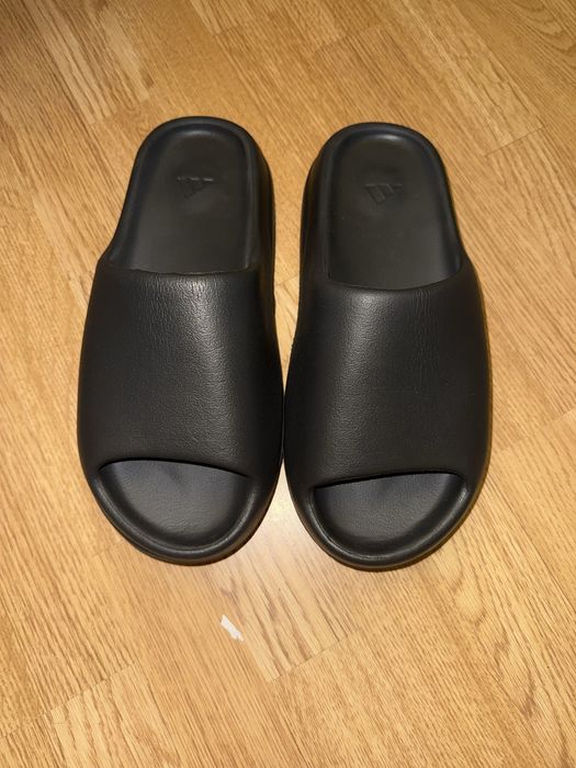Yeezy slides negri