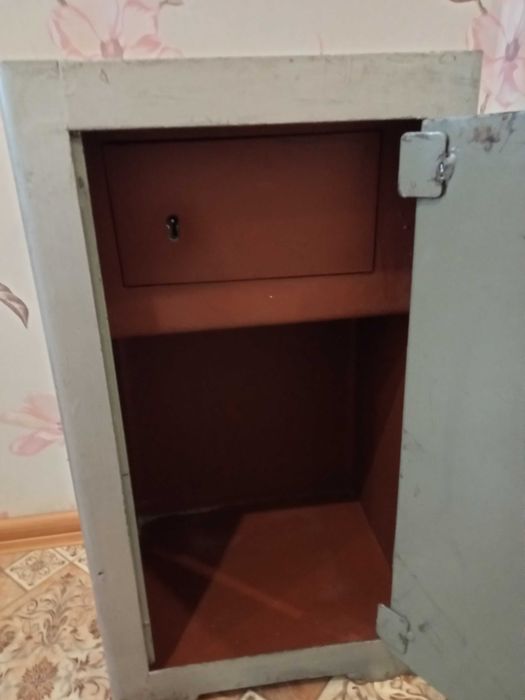 Продам сейф металлический