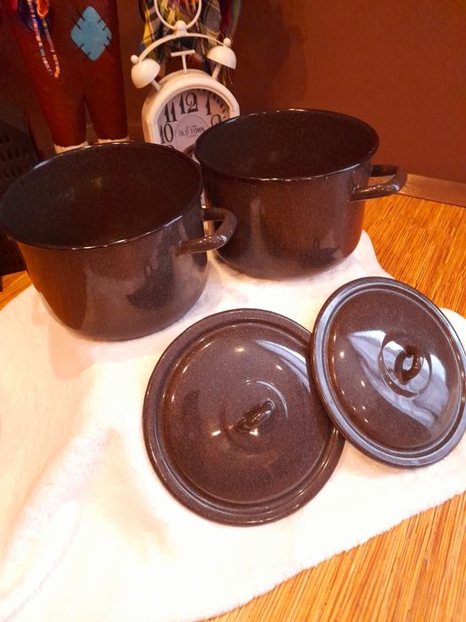 Две емайлирани тенджери, две нови кухненски дьски орех