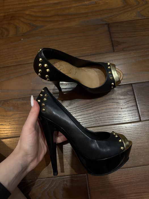 туфли на высоком каблуке с шипами