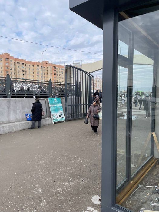Qoyliq Unversal bozorida arendaga magazin beriladi 
Darvozadan kirgand