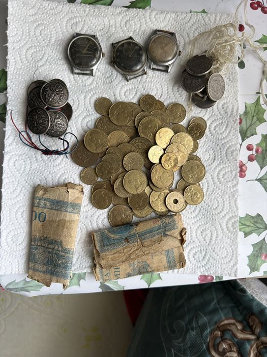 Tablouri Vechi si banuti ceasuri si bani nasturi