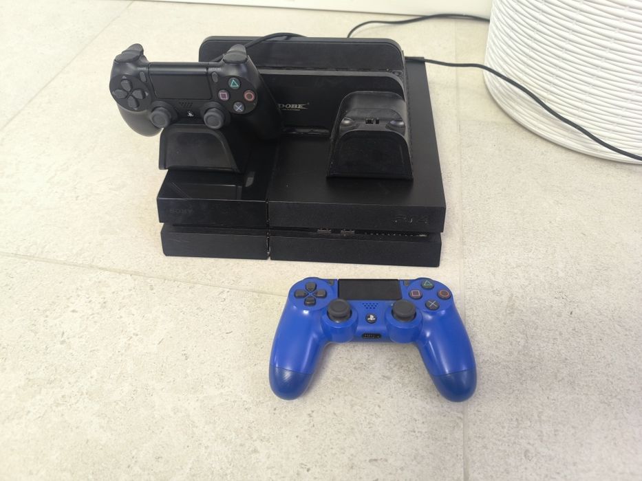 Când PS 4  stare foarte buna. Cu jocuri