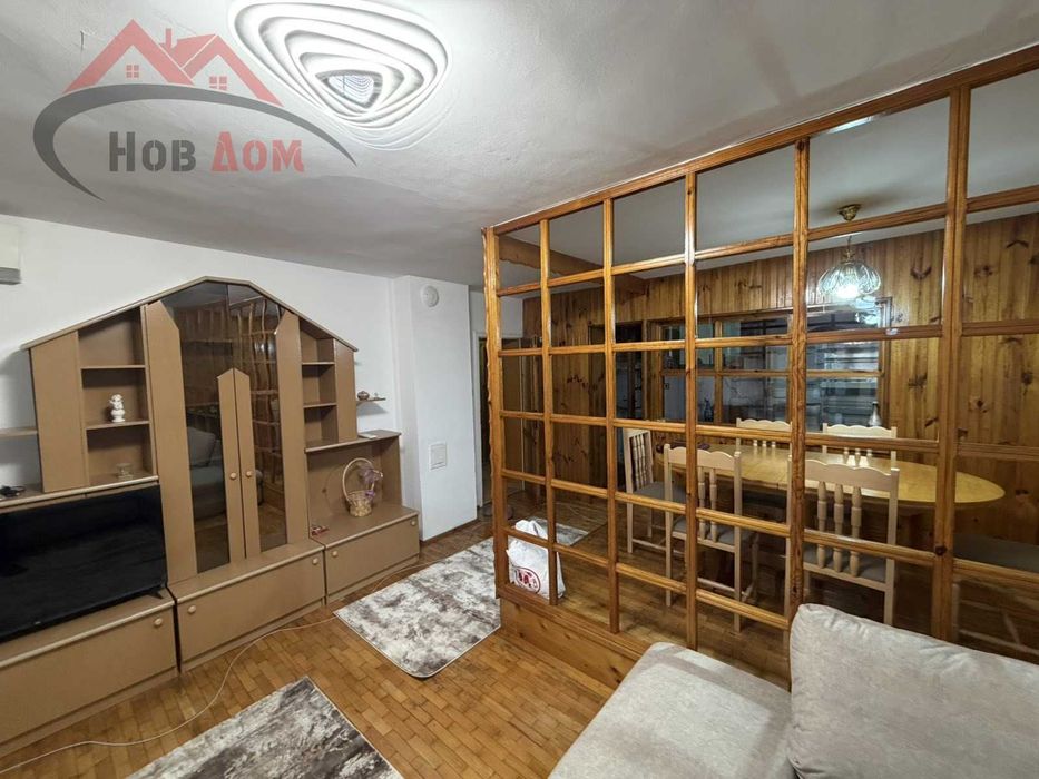 Тристаен в център