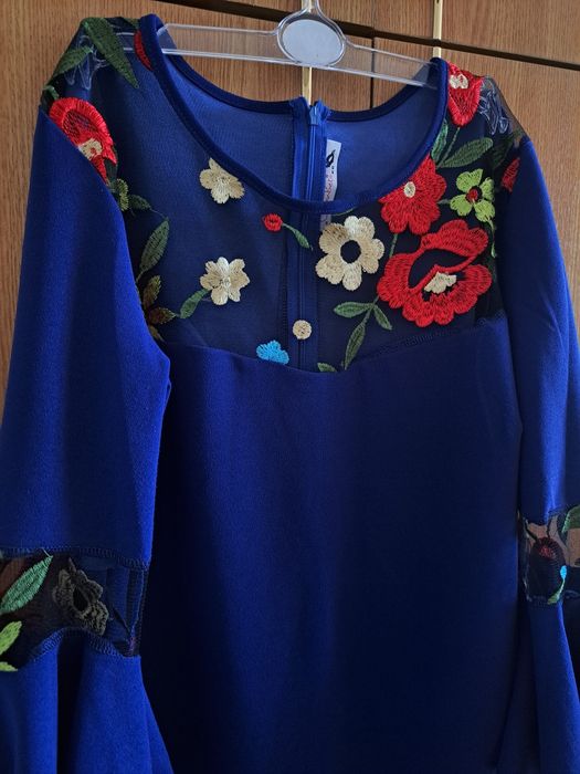 Rochie albastra, detalii flori