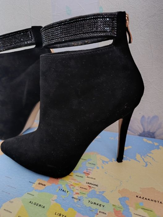 Боти на висок ток