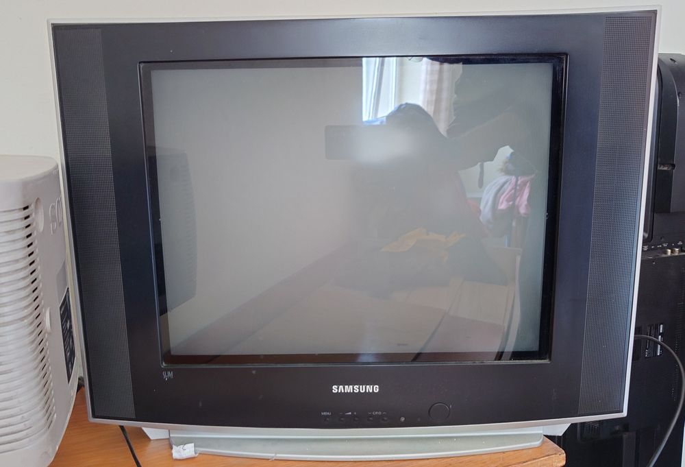 GRATUIT 2 televizoare color (SONY s-a dat)