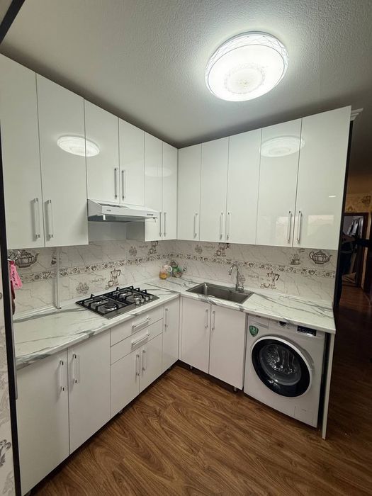 Kuxinniy garnitur sotiladi