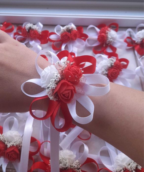 Бутониери и гривни за шаферки