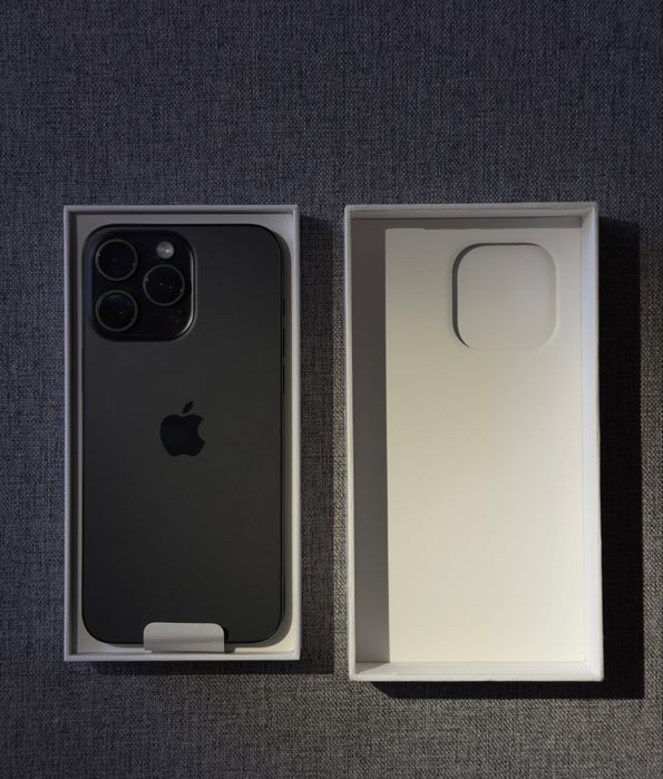 Продавам iPhone 15 Pro Max 1TB в цвят Black Titanium.