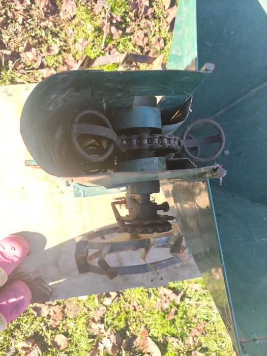 Vand masina de pus cartofii pentru motocultor