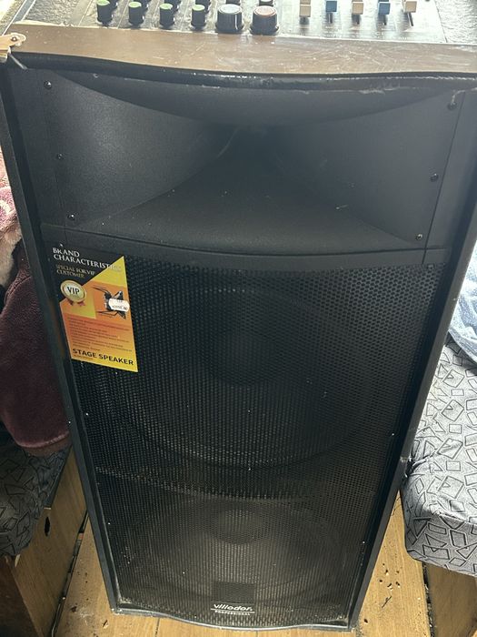 Vând boxe 1200 w amândouă folosite o singură dată nu le mai folosesc!!