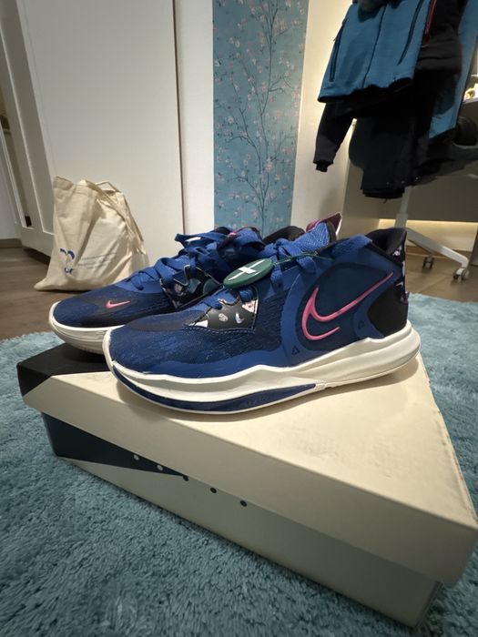 Kosárcipő tiszta új nagyon kényelmes aki szereti a kyrie kosárcipőket