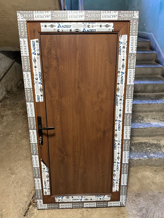 Алуминиева врата цвят Орех