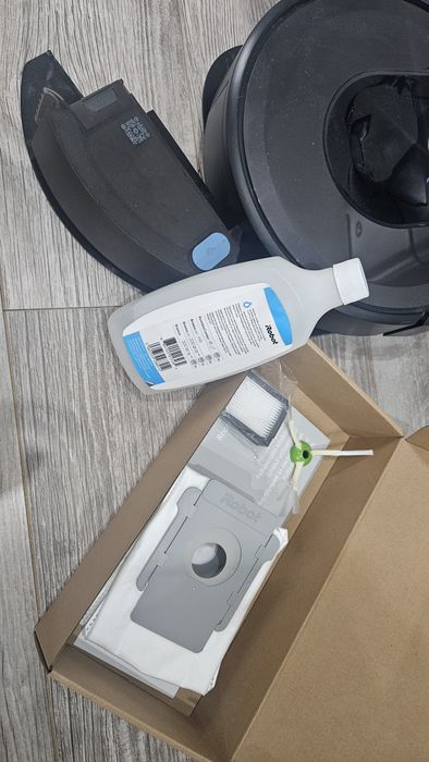 Прахосмукачка iRobot Roomba Combo i8+ със станция за автоматично изпразване – като нов