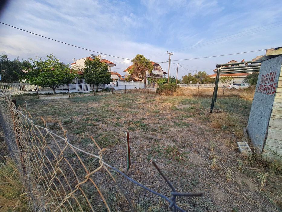 Продава се парцел в регулация 300 м2 в центъра на Неа Врасна, Гърция