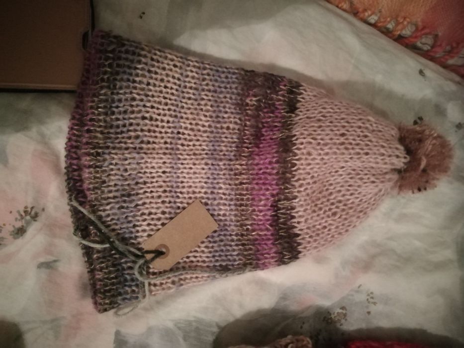 Топли шапки от висококачествени материи. И плетени от вълна, мохер.