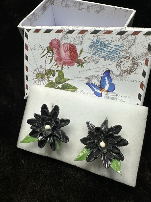 Cercei handmade cu flori negre