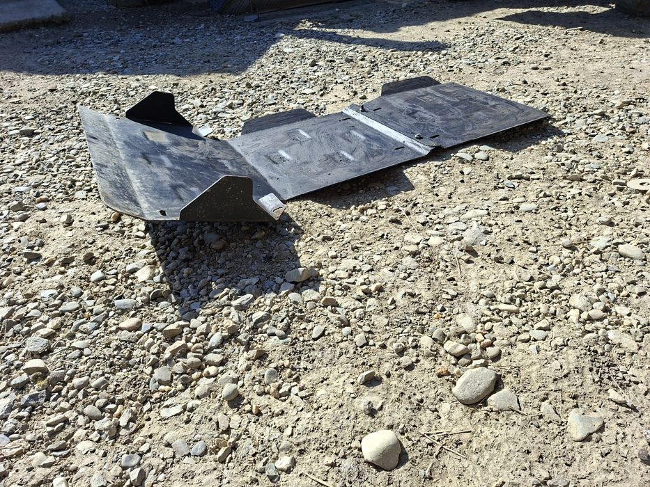 Vând scut motor Mitsubishi l200 2004