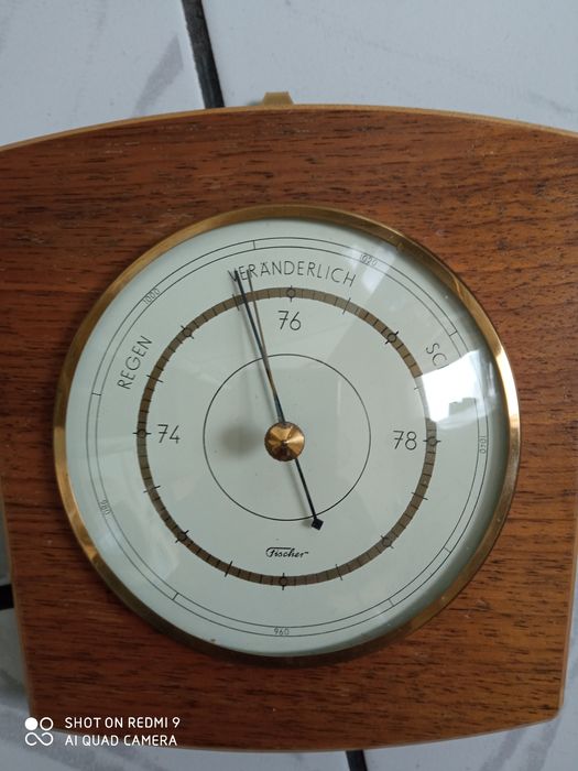 Немски   барометър в дървена основа.