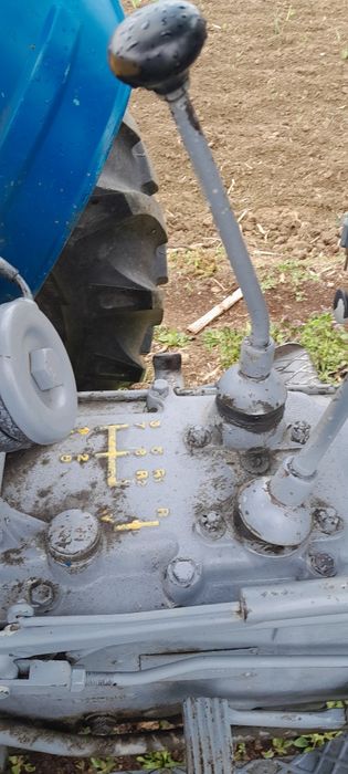 Vând tractor landini