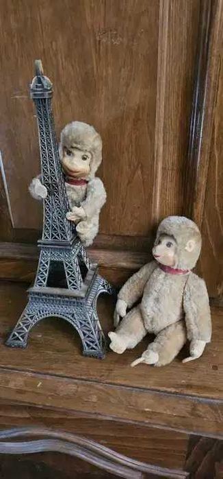 turnul Eiffel atacat de maimute schucco