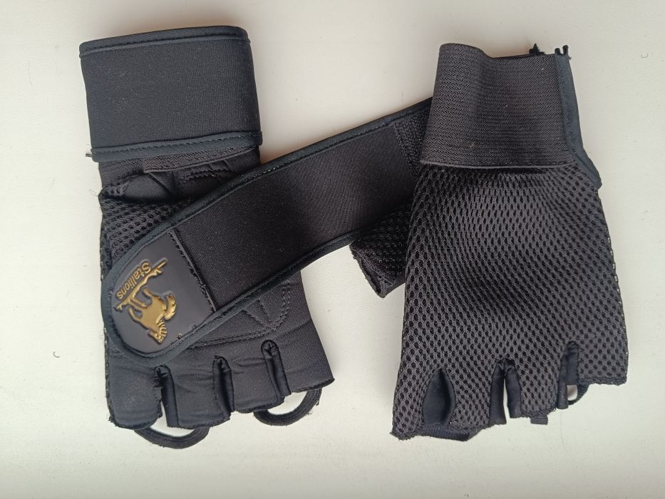 Спортивные перчатки для тренировок.