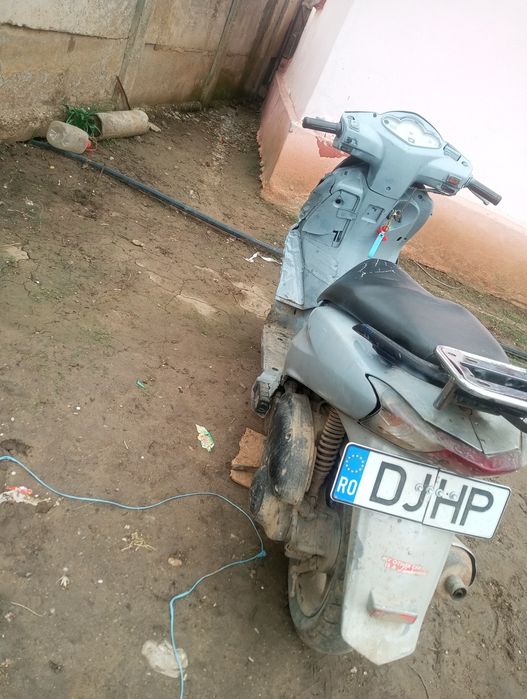 Scuter Honda motor 150 preț 1000 RON fix sau schimb cu alt scuter sau
